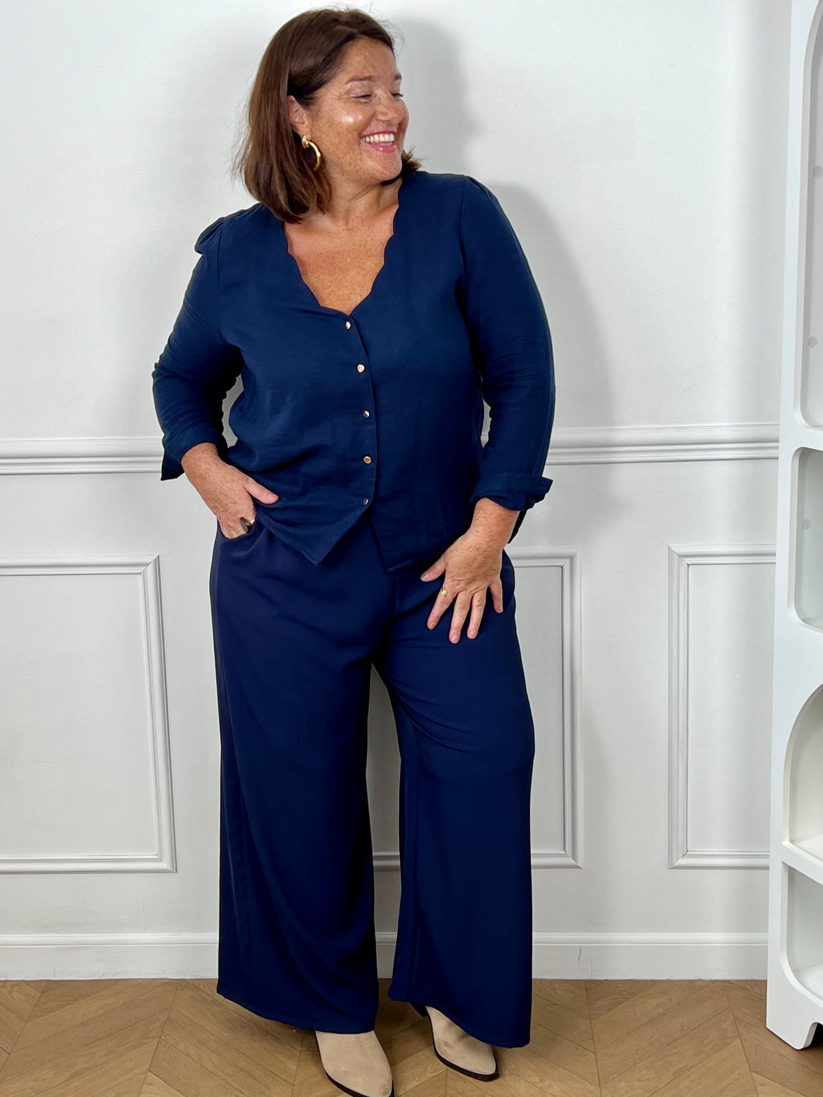 Dos de la chemise bleu marine grande taille Laury – Manches longues et tombé fluide, Made in RPC | Loïcia