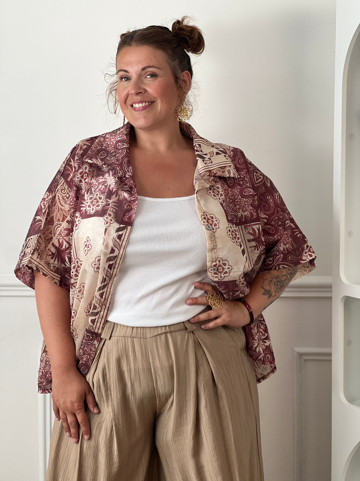 Chemise légère grande taille pour femme dans les tons bordeaux et beige.