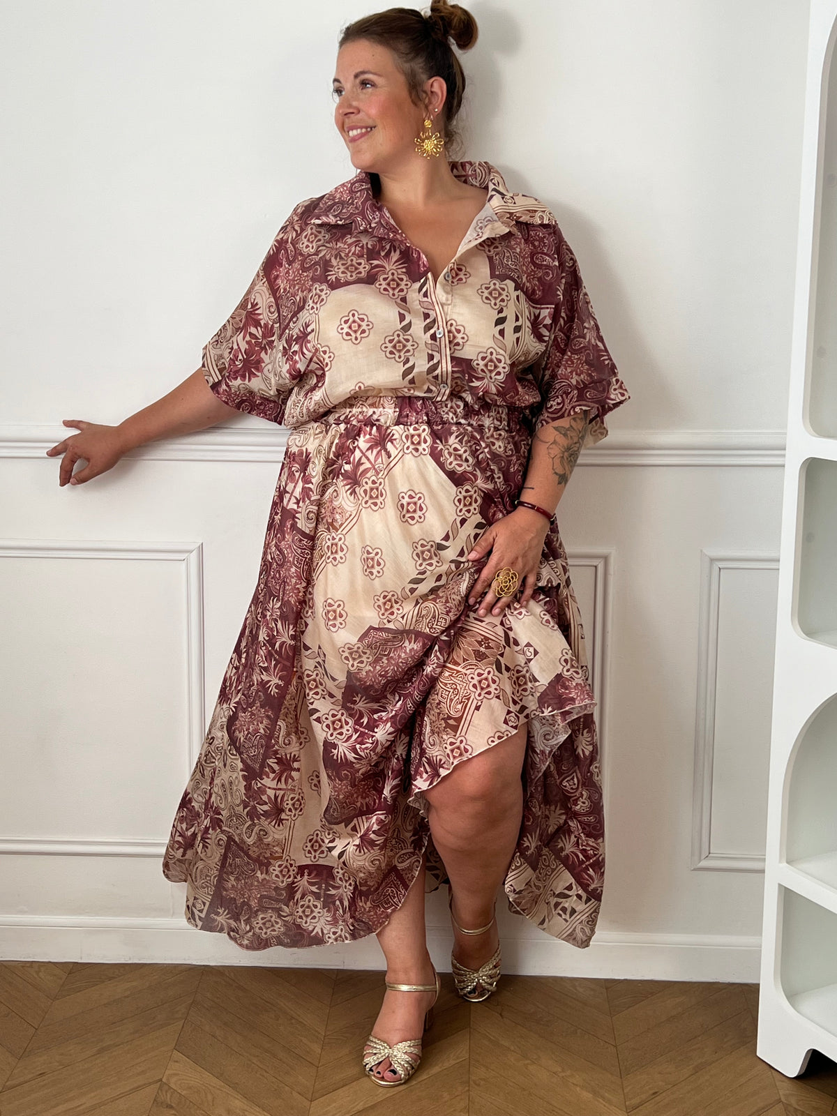 Chemise à motifs grande taille avec manches courtes et col classique.