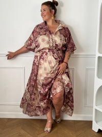 Chemise à motifs grande taille avec manches courtes et col classique.