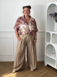 Chemise bordeaux légèrement transparente avec boutons sur toute la longueur.