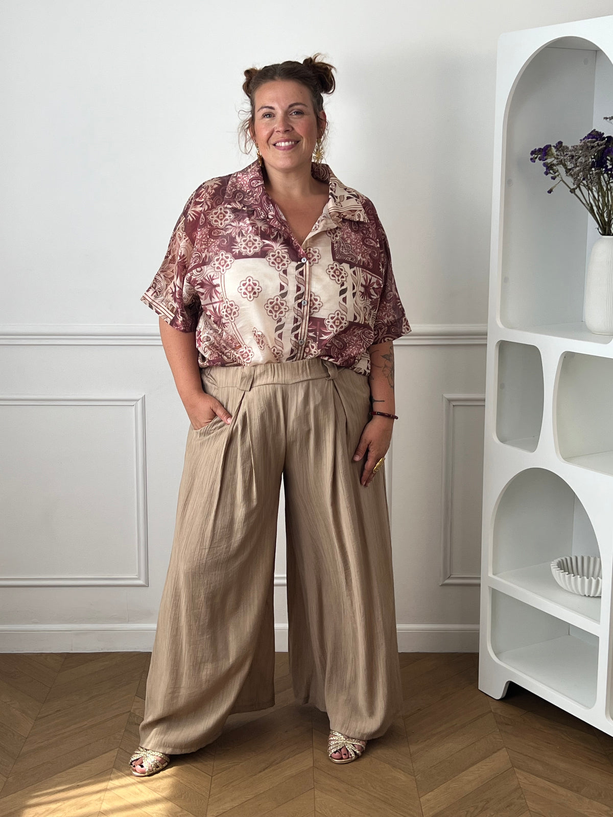 Chemise bordeaux légèrement transparente avec boutons sur toute la longueur.