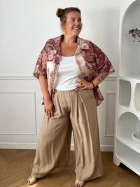 Chemise fluide à motifs beiges, idéale pour un look féminin et élégant.