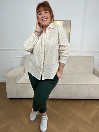 Chemise beige en gaze de coton, parfaite pour les silhouettes généreuses. Manches longues retroussables avec boutons discrets pour adapter votre style au fil de la journée. Col chemise structuré et boutons sur toute la longueur pour un look intemporel. Motifs floraux jaune et vert qui apportent une touche de gaieté à votre garde-robe.