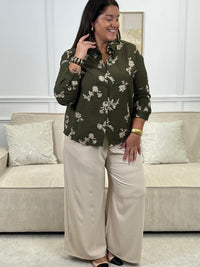 La chemise Aelise allie élégance et confort en grande taille. Ses manches longues, son col chemise et ses motifs dorés brodés créent une allure sophistiquée. Boutons pratiques sur la longueur et aux poignets pour un ajustement sur mesure.&nbsp;