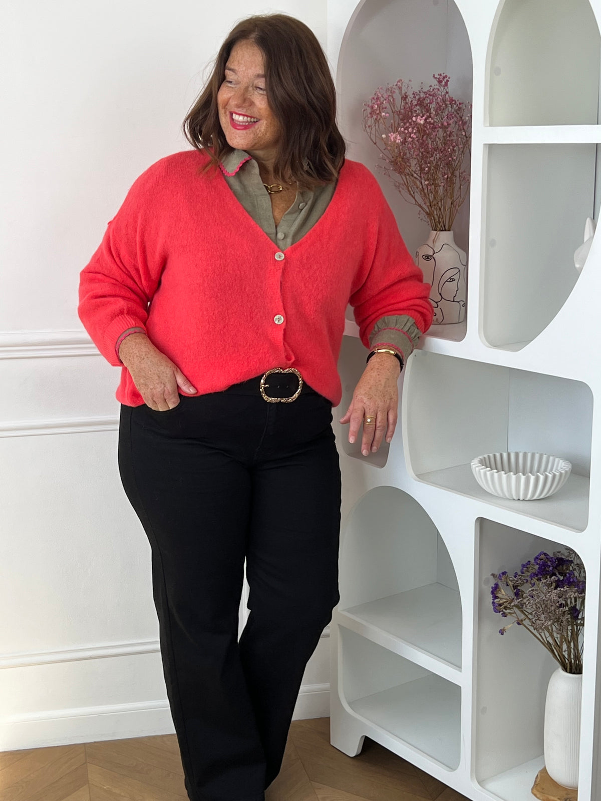 Dos de la chemise kaki grande taille Suzie – Col chemise et détail rose aux poignets | Loïcia