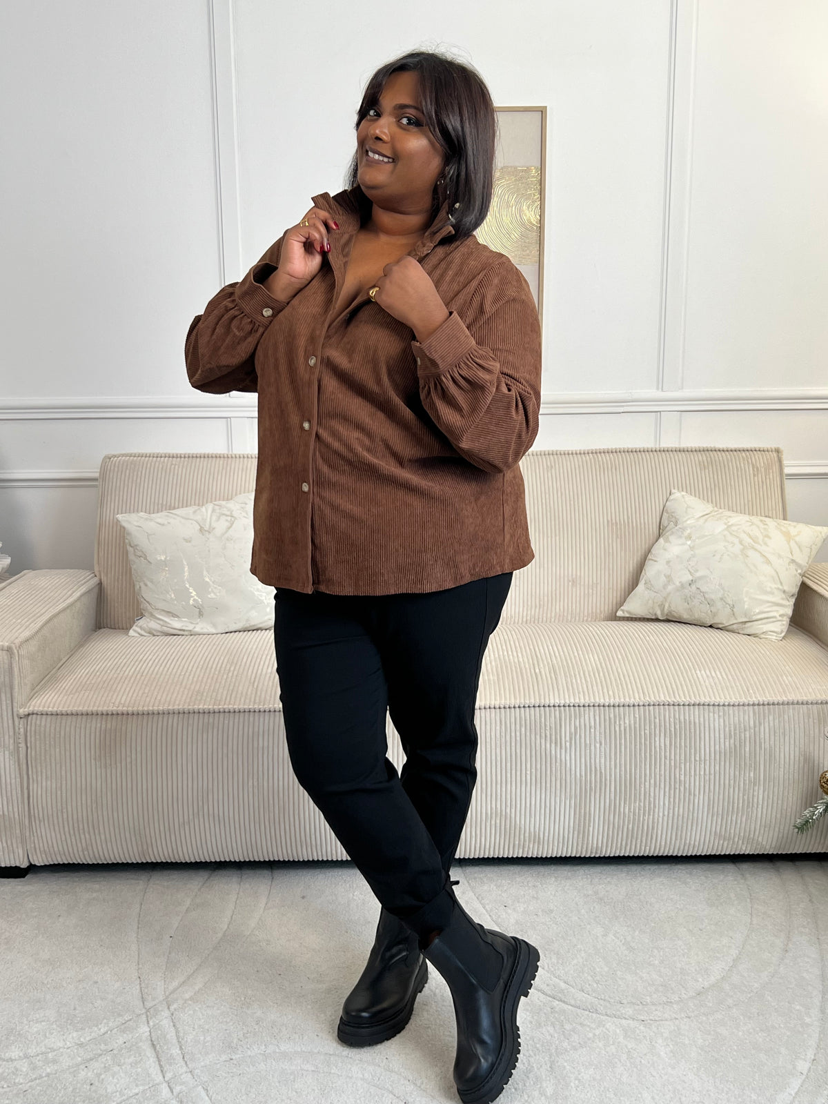 La chemise Gisla est l'alliance parfaite entre style et confort. Avec son effet velours côtelé et ses volants au col, cette chemise marron à manches longues vous apportera une touche de sophistication.&nbsp;