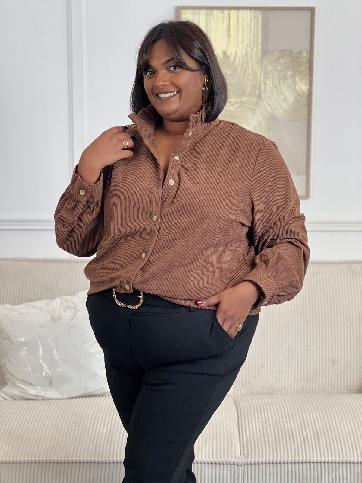 La chemise Gisla est l'alliance parfaite entre style et confort. Avec son effet velours côtelé et ses volants au col, cette chemise marron à manches longues vous apportera une touche de sophistication.&nbsp;
