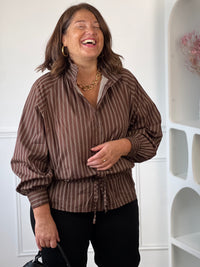 Chemise marron grande taille à fines rayures claires, col ouvert et lien noué à la taille – Honoria | Loïcia