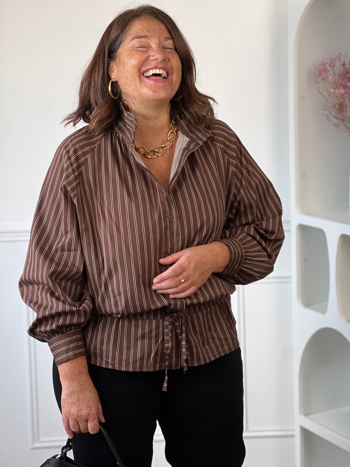 Chemise marron grande taille à fines rayures claires, col ouvert et lien noué à la taille – Honoria | Loïcia