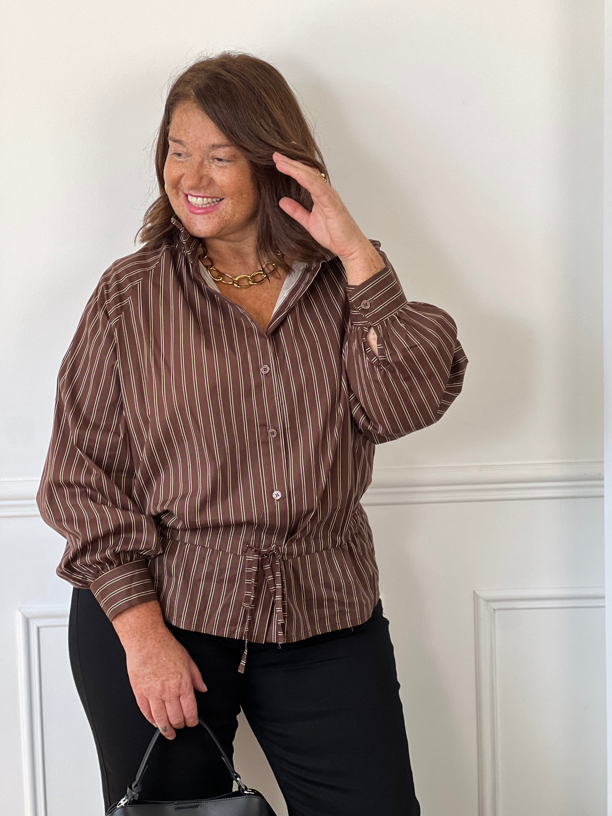 Chemise marron grande taille vue de face, montrant ses manches amples et ses poignets boutonnés – Honoria | Loïcia