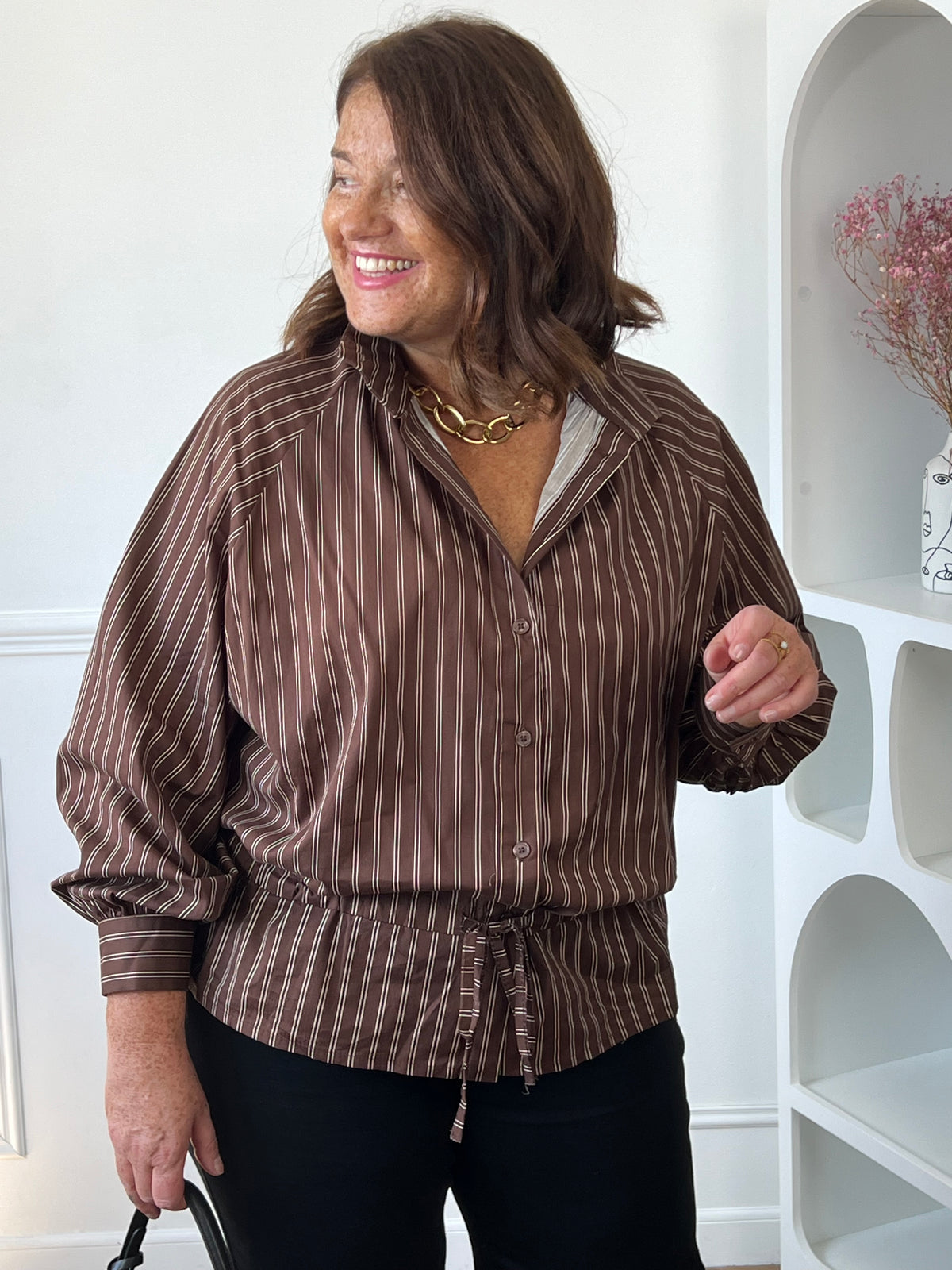Vue rapprochée de la chemise marron à rayures, montrant les boutons sur le devant et le lien à la taille – Honoria | Loïcia