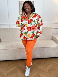 Craquez pour cette chemise à motifs grande taille femme, confectionnée en 100 % coton pour un confort optimal. Dotée de manches longues, d’un col chemise et de boutons sur toute la longueur et aux poignets, elle allie style et praticité. Ses motifs fleurs aux tons écru, vert, rouge, rose et jaune apportent une touche colorée et lumineuse à vos tenues.
