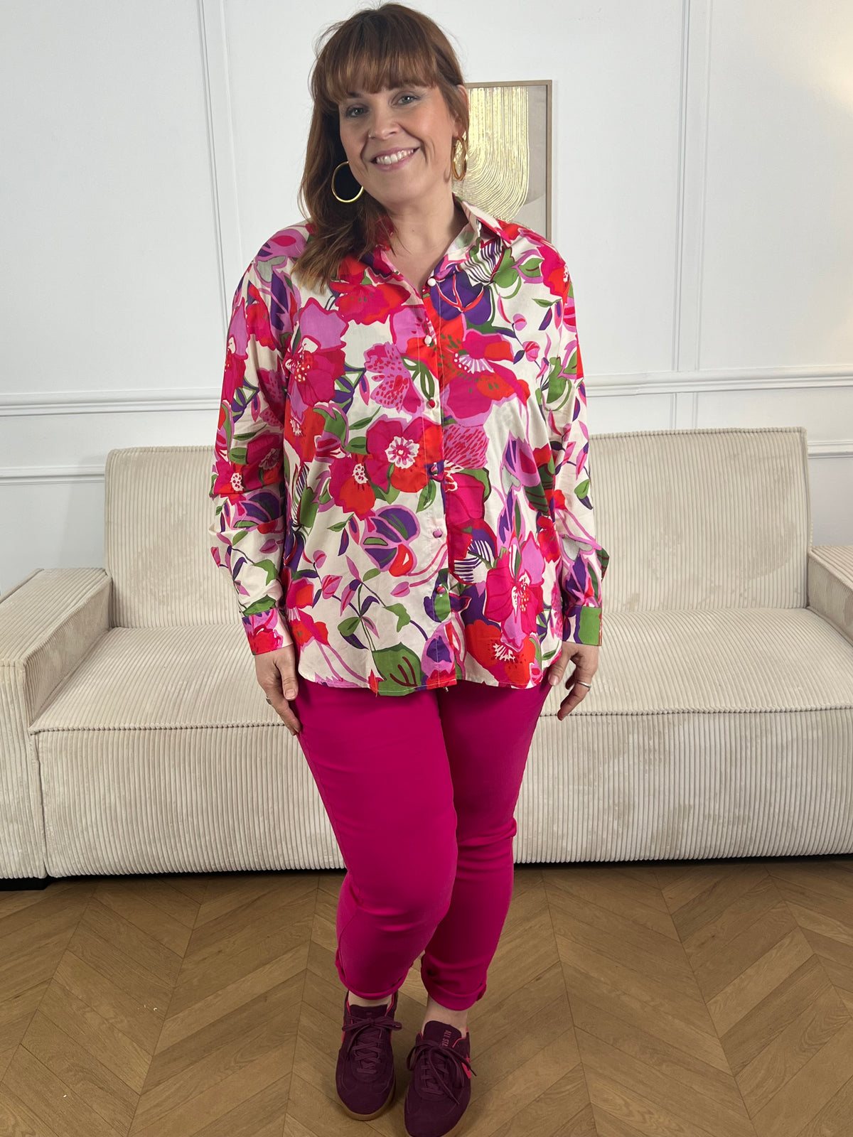 Craquez pour cette chemise à motifs grande taille femme, élégante et colorée. Dotée de manches longues, d’un col chemise et de boutons sur toute la longueur et aux poignets, elle allie confort et style. Ses motifs fleurs aux tons écru, vert, rouge, rose et violet apportent une touche lumineuse et féminine à vos tenues.