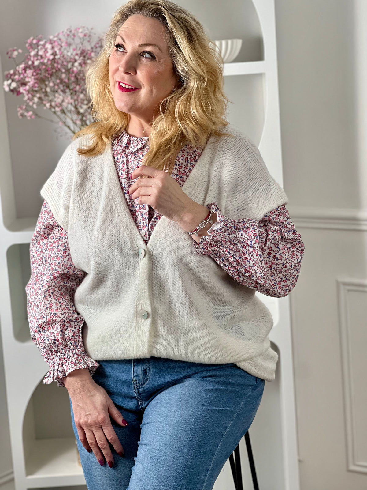 Apportez une touche romantique à votre dressing avec cette chemise grande taille femme à manches longues. Son élégant col Claudine et son motif floral aux tons écru, rose et bleu subliment la silhouette avec douceur. Boutonnée sur le devant, elle se porte aussi bien au quotidien qu’en tenue plus habillée.