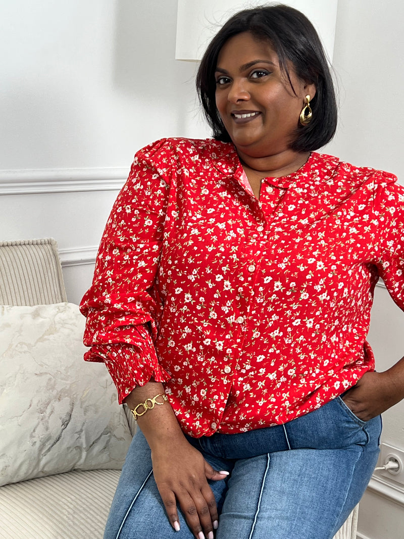La chemise Elowena conjugue élégance et confort avec son col claudine raffiné et ses manches longues. Son motif floral délicat et sa coupe grande taille en font une pièce flatteuse pour toutes les morphologies. Boutonnée sur le devant, elle se décline en rouge, vert et écru pour s'adapter à vos envies. Une chemise intemporelle et polyvalente à avoir dans sa garde-robe.