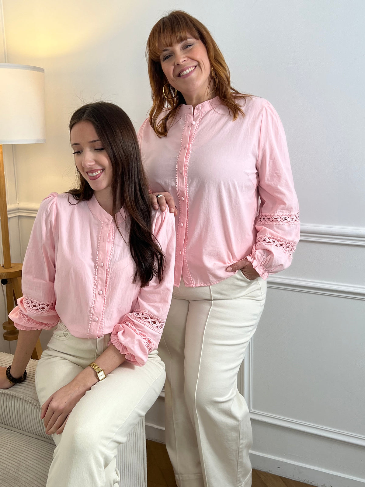 Découvrez la chemise Elgie, une pièce incontournable pour votre garde-robe. Confectionnée en 100% coton, elle allie confort et élégance avec ses manches longues et son col rond. La broderie ajourée délicate aux manches apporte une touche de féminité, tandis que les boutons discrets structurent la silhouette.&nbsp;