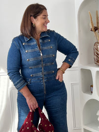 Combinaison en jean bleu grande taille avec fermeture zippée et pattes boutonnées sur le devant, portée avec un sac bordeaux – Nella | Loïcia