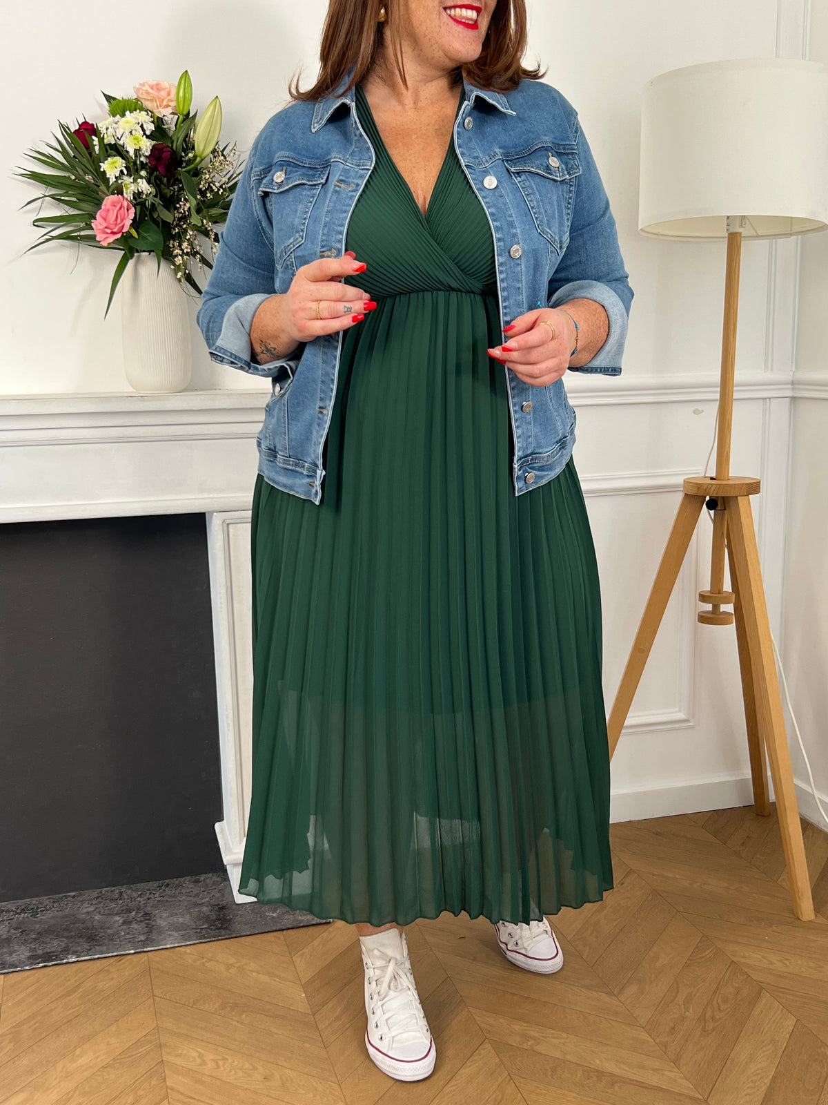 Robe longue plissée vert sapin, élégante et fluide. Son tombé raffiné sublime la silhouette, parfaite pour une allure chic et intemporelle.