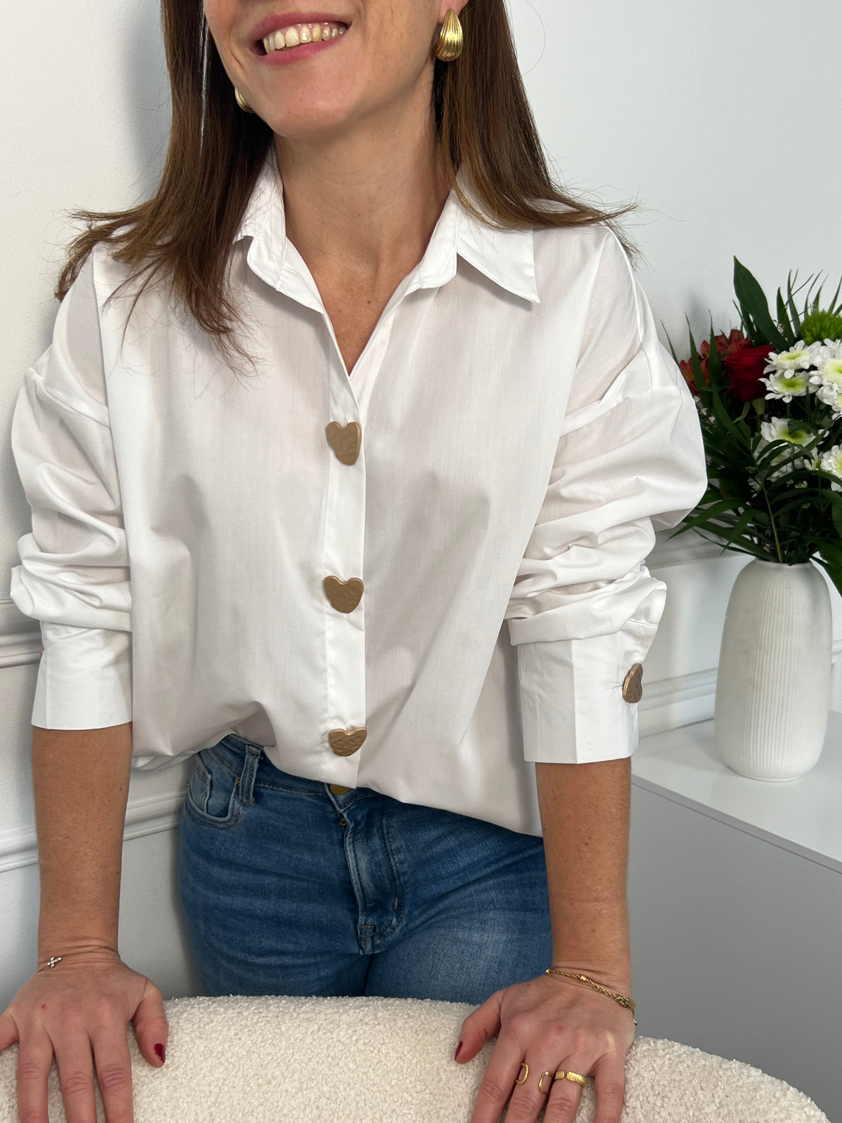 Montrez votre élégance avec la chemise écrue femme Cecilia. Ses manches longues et son col chemise vous donnent une allure professionnelle. Les boutons en forme de coeur sur le devant et aux poignets ajoutent une touche de féminité. Cette chemise est un must-have pour toute garde-robe.