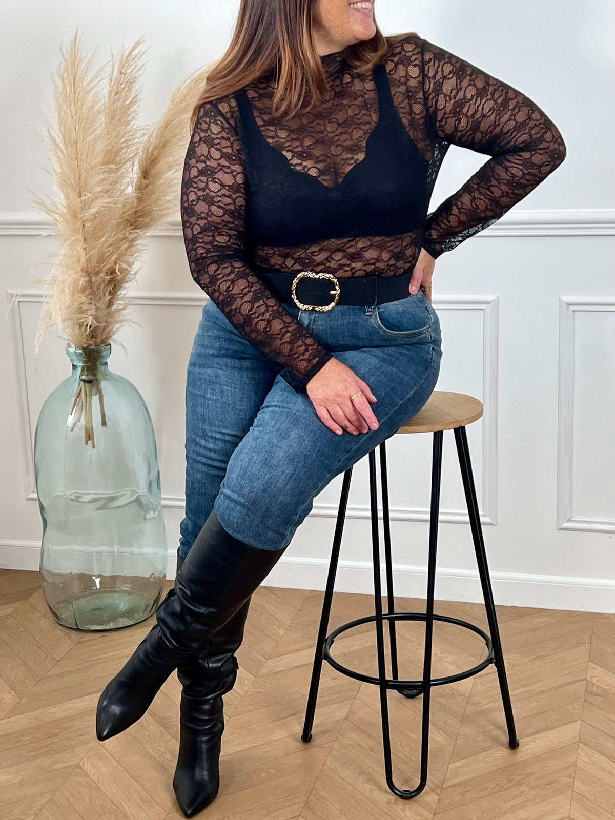 Ce top noir en dentelle élégant offre une allure féminine grâce à son col montant festonné et sa dentelle féminine. Conçu spécialement pour les tailles plus grandes, il est confortable et flatteur.