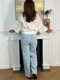 Jean bleu clair pour femme au style moderne et confortable, idéal pour un look tendance au quotidien. Ce modèle est doté de deux poches à l’avant et à l’arrière, de passants pour ceinture, ainsi que d’une fermeture éclair et d’un bouton pratique. Les détails tressés sur le devant apportent une touche originale et élégante à ce jean bleu incontournable.