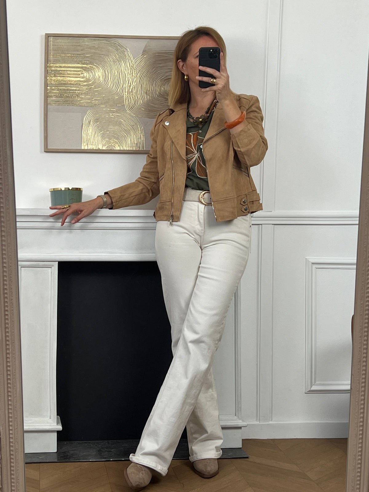 Intemporel et tendance, ce perfecto en effet daim beige séduit par sa douceur et son allure moderne. Sa coupe ajustée met en valeur la silhouette tandis que ses finitions apportent une touche élégante et décontractée à la fois. Une pièce incontournable pour sublimer toutes vos tenues, du quotidien aux occasions spéciales.