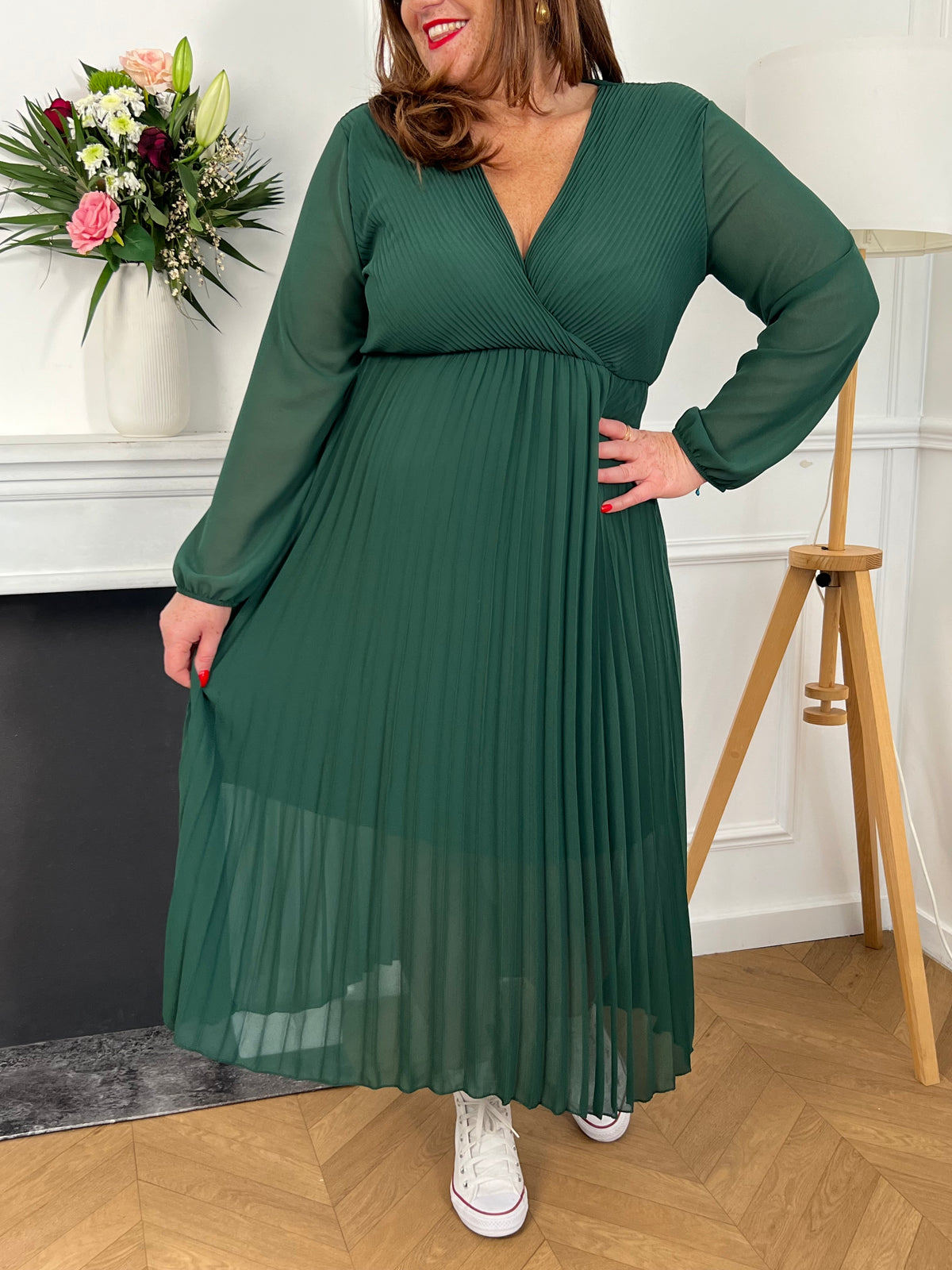 Robe longue plissée vert sapin, élégante et fluide. Son tombé raffiné sublime la silhouette, parfaite pour une allure chic et intemporelle.