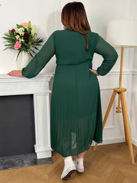 Robe longue plissée vert sapin, élégante et fluide. Son tombé raffiné sublime la silhouette, parfaite pour une allure chic et intemporelle.