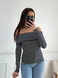 Ce top Mathilda apportera une touche de classe à toutes vos tenues avec ses manches longues et son col bateau. Son effet marinière est à la fois élégant et intemporel, tandis que sa légère élasticité vous garantit un confort optimal.