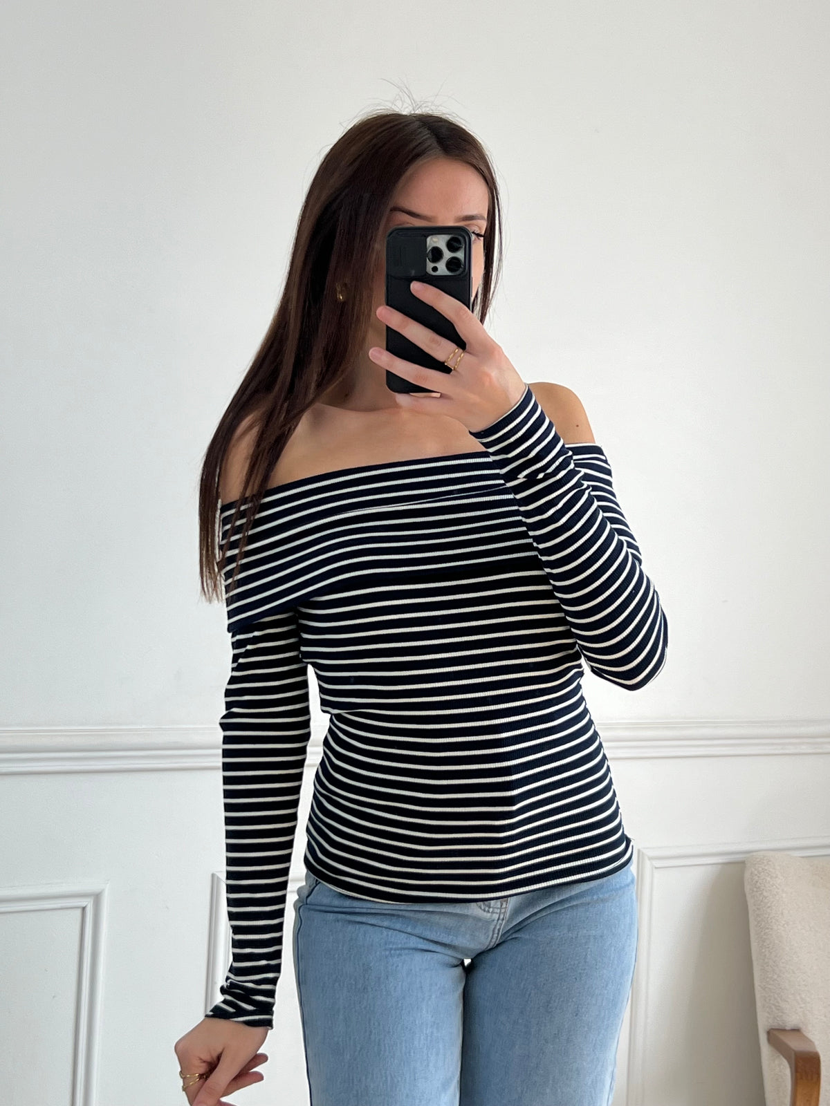 Ce top Mathilda apportera une touche de classe à toutes vos tenues avec ses manches longues et son col bateau. Son effet marinière est à la fois élégant et intemporel, tandis que sa légère élasticité vous garantit un confort optimal.