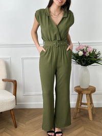 Découvrez notre combinaison kaki col cache coeur Farah ! Révélez votre côté féminin avec cette pièce élégante et confortable. Un style unique pour toutes les occasions.