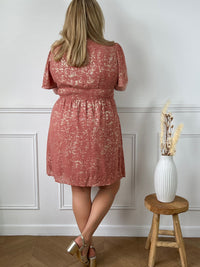 Incroyablement élégante et confortable, la robe courte rose Kayla ajoutera une touche de sophistication à votre garde-robe. Avec son col en V flatteur et ses détails dorés brillants, cette robe est parfaite pour les grandes tailles. Disponible en bleu clair et en rose.