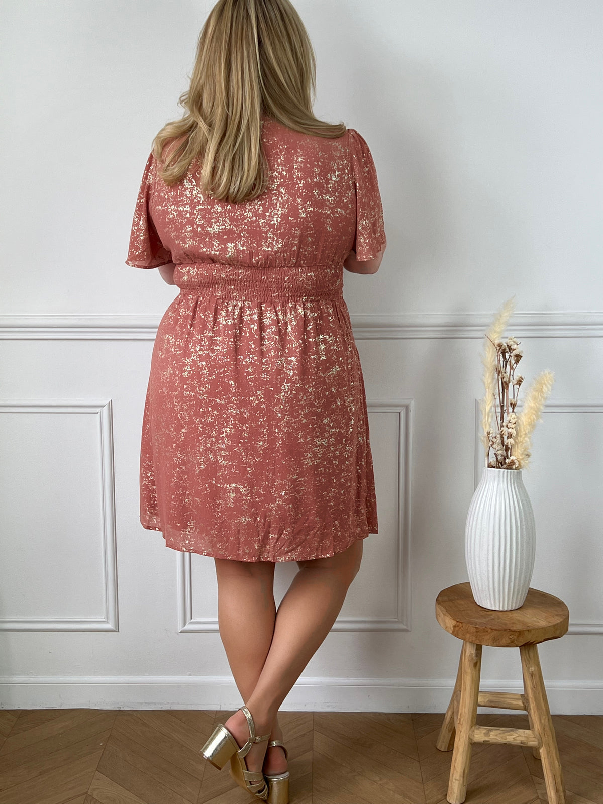 Incroyablement élégante et confortable, la robe courte rose Kayla ajoutera une touche de sophistication à votre garde-robe. Avec son col en V flatteur et ses détails dorés brillants, cette robe est parfaite pour les grandes tailles. Disponible en bleu clair et en rose.