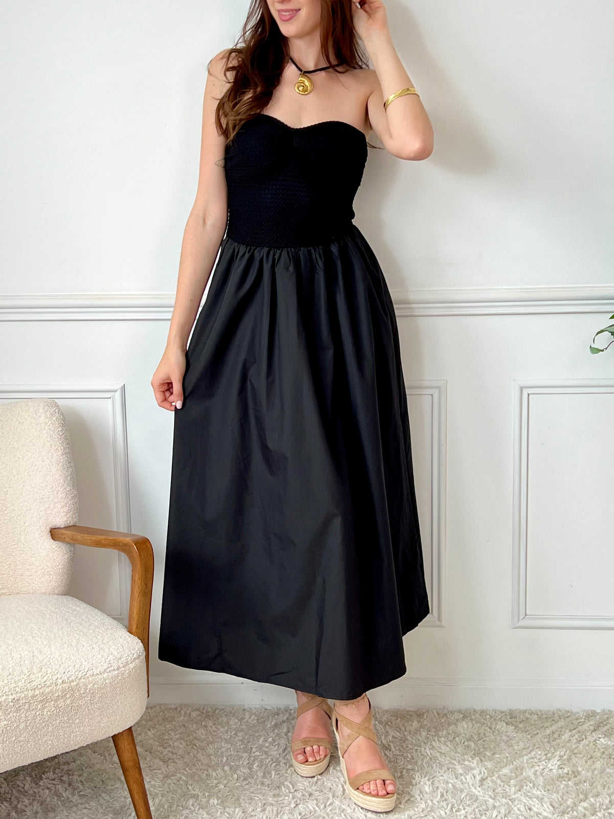 Cette robe longue Belina allie élégance et confort grâce à son haut en broderie doublée et son col bandeau délicat. Conçue en deux matières, elle offre une silhouette fluide et féminine, tandis que ses poches latérales pratiques ajoutent une touche fonctionnelle. Sa couleur noire intemporelle en fait une pièce polyvalente.