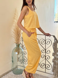 Découvrez le pantalon jaune Giani, alliant élégance et confort. Sa coupe droite et fluide offre une silhouette harmonieuse, tandis que l’élastique au dos garantit un ajustement parfait toute la journée.&nbsp;