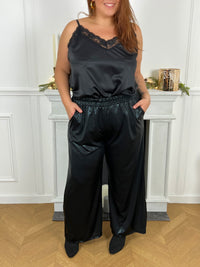 Pantalon noir brillant grande taille femme Pantalon noir Élastique à la taille 2 poches latérales à l’avant Couleur : noir brillant Fluide Composition : 100% Polyester Made in P.R.C