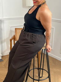 Ce pantalon marron coupe droite grande taille pour femme est l'élégance incarnée. Avec sa matière fluide, il offre un confort optimal et sa coupe droite flatteuse convient à toutes les morphologies. L'élastique au dos garantit un ajustement parfait et les passants pour ceinture sont pratiques. Ajoutez-y un style sophistiqué avec ses deux poches latérales.