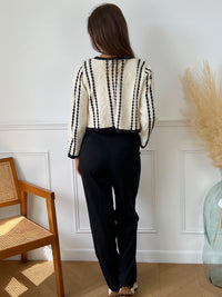 Gilet court en macramé noir et écru Manches longues Col rond Boutons sur la longueur Couleurs : écru et noir Composition : 100% Coton Made in P.R.C