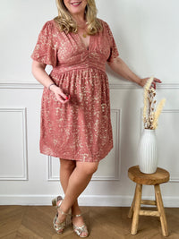 Incroyablement élégante et confortable, la robe courte rose Kayla ajoutera une touche de sophistication à votre garde-robe. Avec son col en V flatteur et ses détails dorés brillants, cette robe est parfaite pour les grandes tailles. Disponible en bleu clair et en rose.