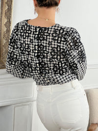 Blouse noire à carreaux avec détails ajourés femme Blouse manches longues Col rond Détails broderies fleurs ajourées Boutons écrues sur la longueur au dos et aux poignets Imprimés Vichy Couleur : écru, noir et gris Composition : 100% coton Made in P.R.C