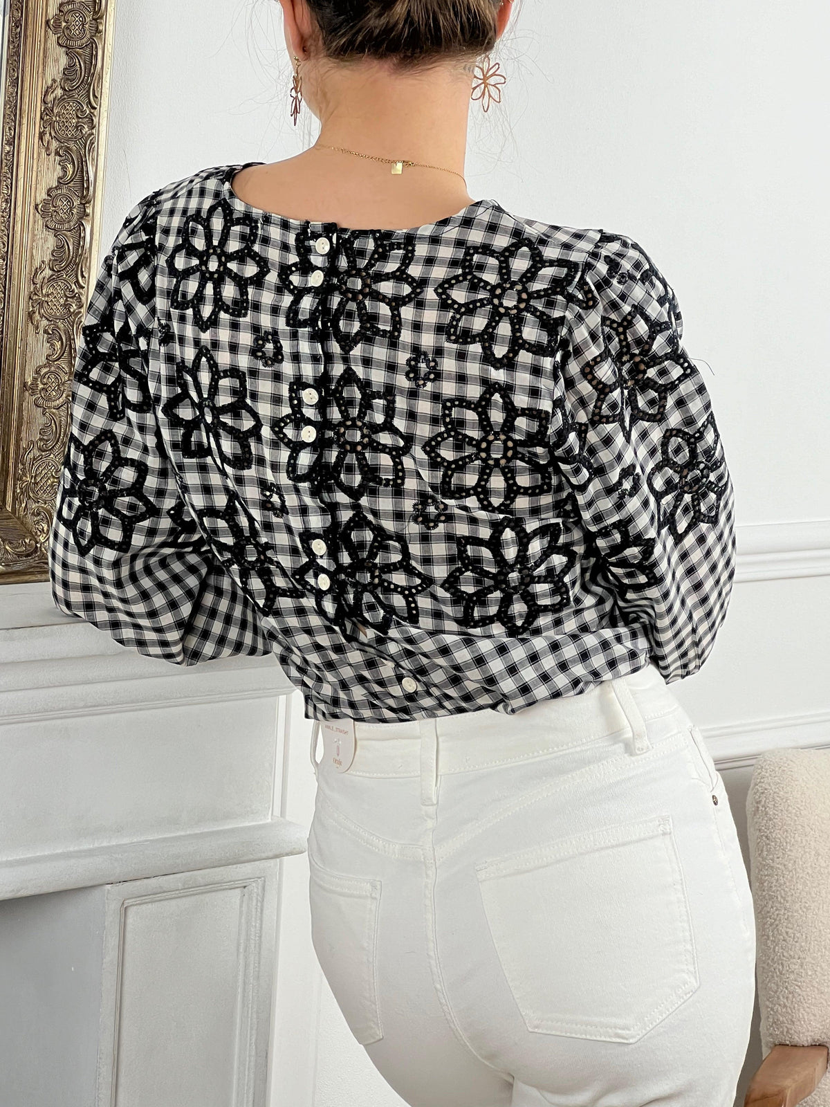 Blouse noire à carreaux avec détails ajourés femme Blouse manches longues Col rond Détails broderies fleurs ajourées Boutons écrues sur la longueur au dos et aux poignets Imprimés Vichy Couleur : écru, noir et gris Composition : 100% coton Made in P.R.C