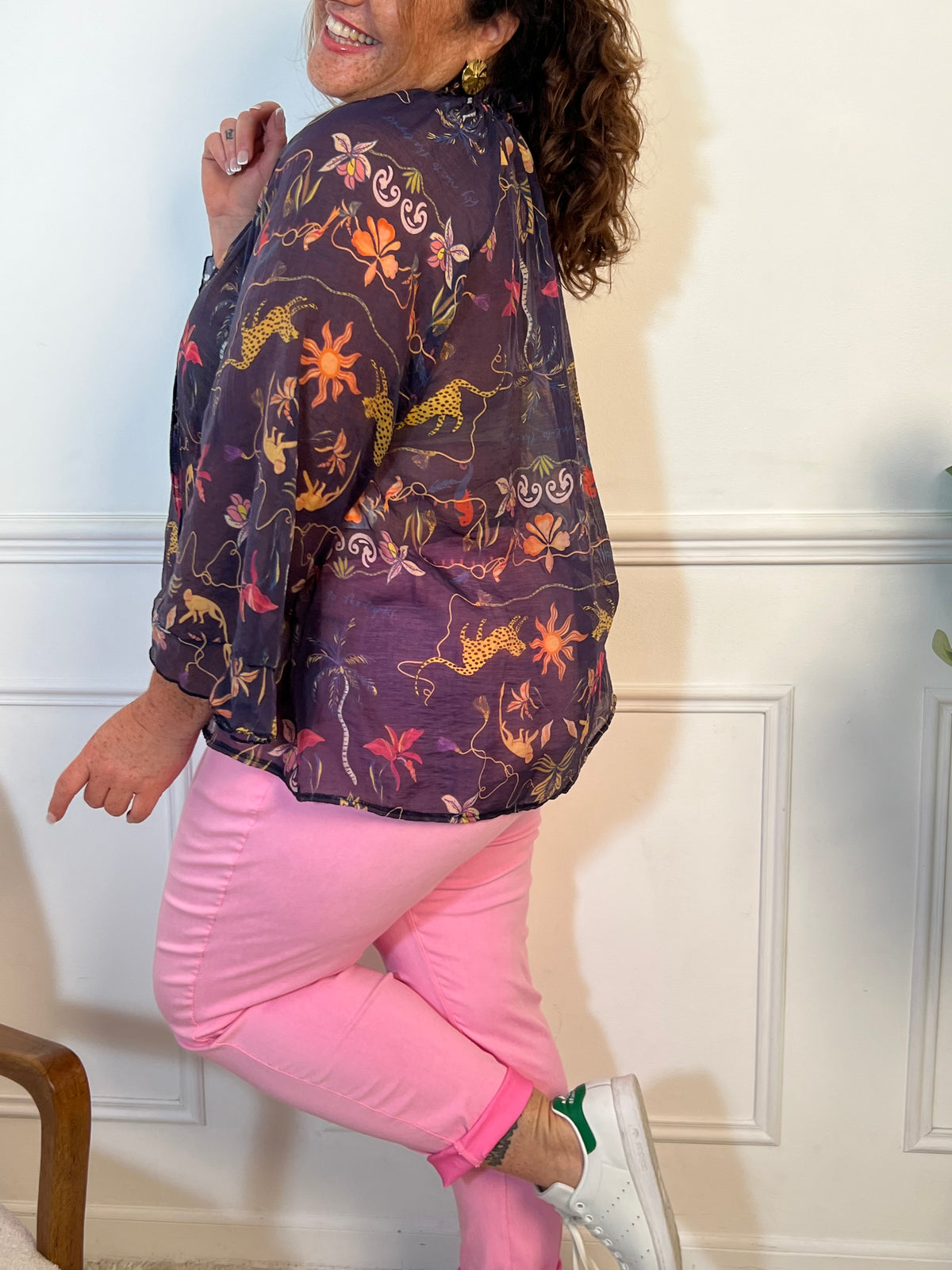 Ce pantalon stretch rose allie confort et style. Sa taille élastique et sa ceinture amovible offrent un ajustement parfait. Avec sa coupe fluide, ses poches pratiques et son tissu extensible, il flatte toutes les silhouettes et s’adapte à toutes vos envies, chic ou décontractées.