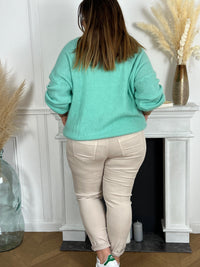 Ce gilet vert d'eau en taille grande offre une sensation de douceur incomparable, enveloppant avec élégance. Sa teinte rafraîchissante ajoute une touche de vitalité à votre garde-robe.