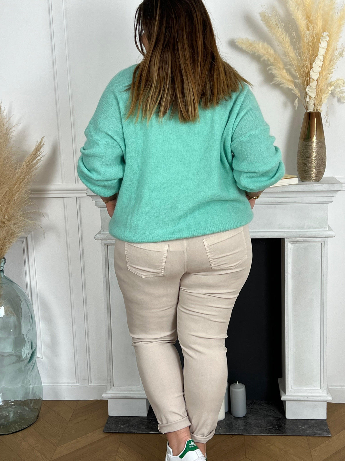 Ce gilet vert d'eau en taille grande offre une sensation de douceur incomparable, enveloppant avec élégance. Sa teinte rafraîchissante ajoute une touche de vitalité à votre garde-robe.