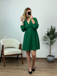 Craquez pour la couleur de la saison avec notre robe verte, dotée d'un élégant décolleté pour un style automne-hiver 2024, à la fois tendance et raffiné