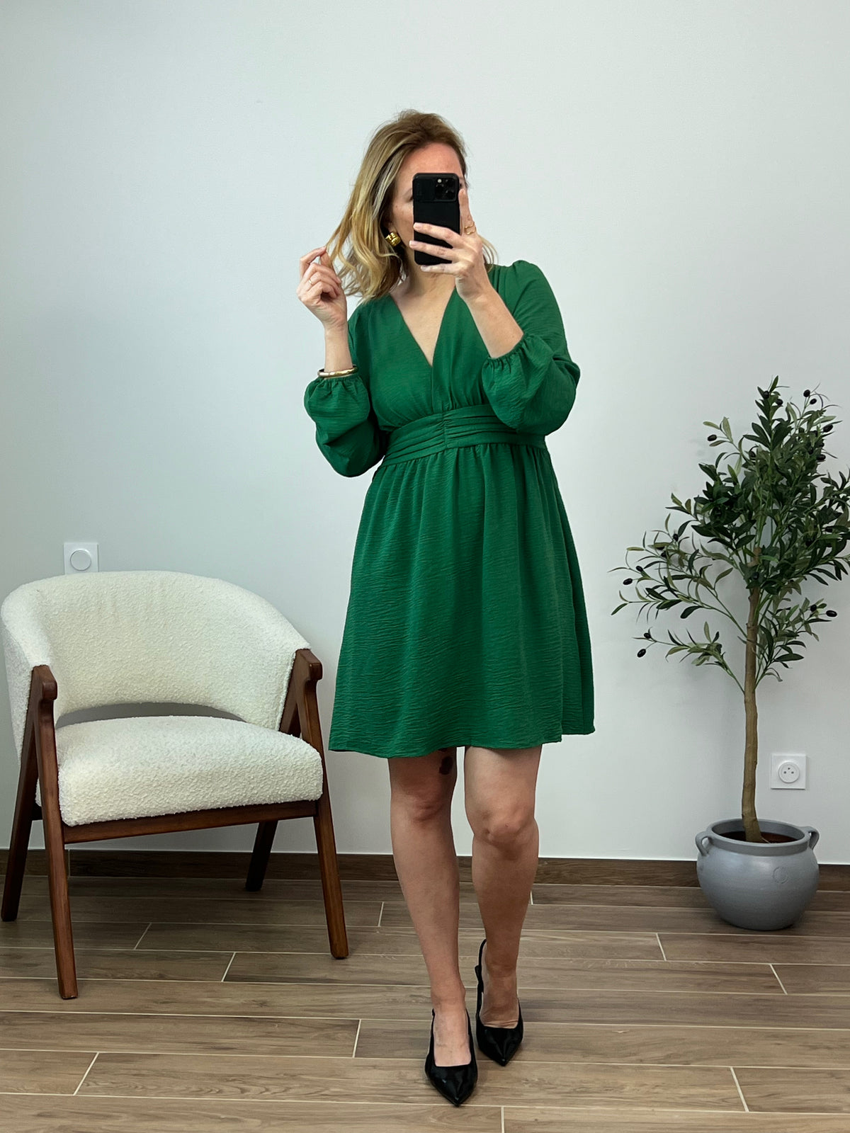 Craquez pour la couleur de la saison avec notre robe verte, dotée d'un élégant décolleté pour un style automne-hiver 2024, à la fois tendance et raffiné