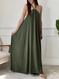 Adoptez une allure audacieuse avec cette robe longue kaki Adeje. Son col montant réglable, orné d’un détail doré, apporte une touche sophistiquée tandis que l’élastique au dos assure un confort parfait. Sans manches et à la coupe ample, elle offre une liberté de mouvement idéale pour affirmer votre style avec assurance.&nbsp;