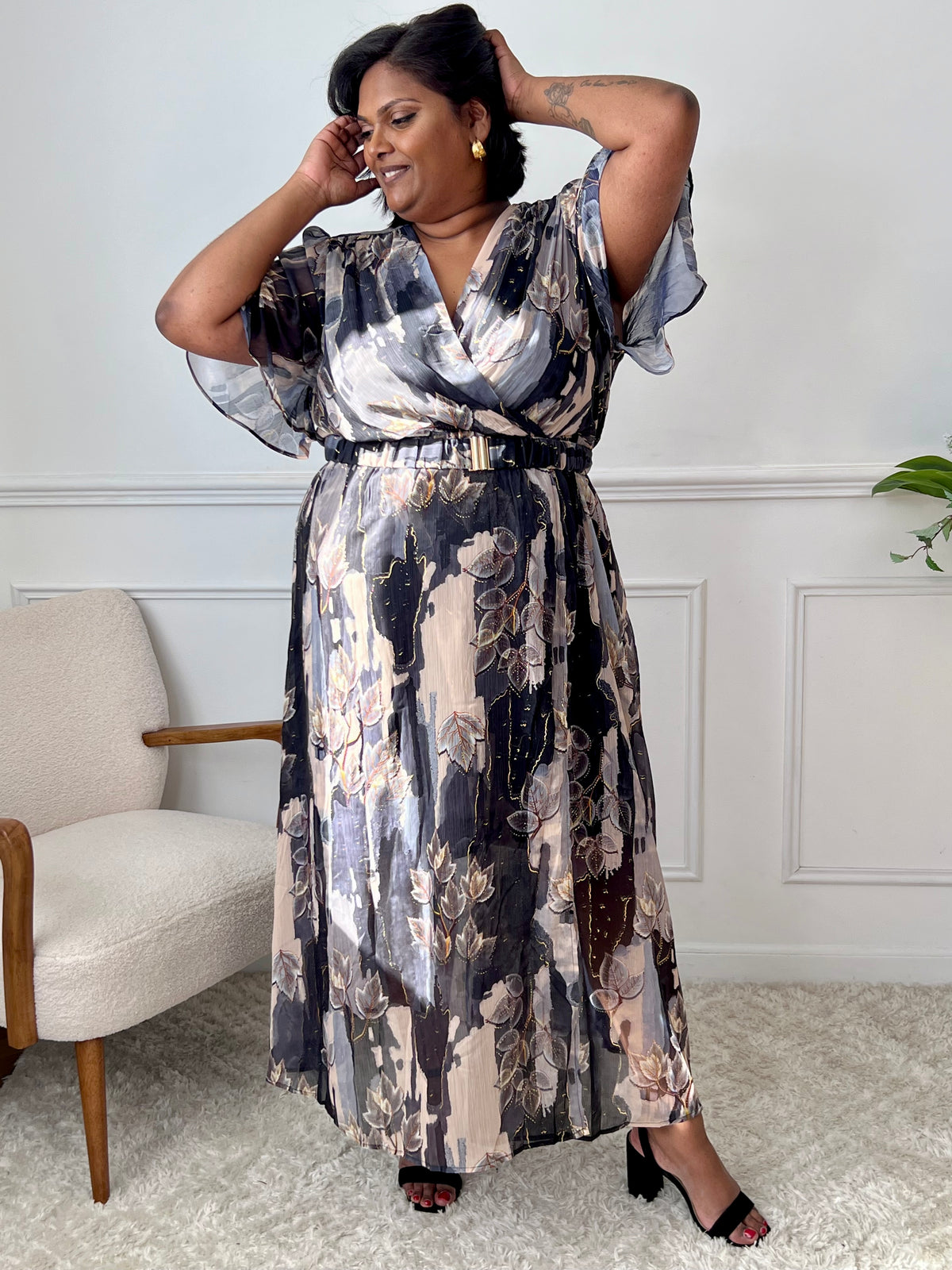 Féminine et délicate, cette robe longue doublée séduit par son col cache-cœur et ses manches courtes. Ses tons neutres de noir et beige évoquent la douceur du printemps, pour une allure romantique et raffinée.