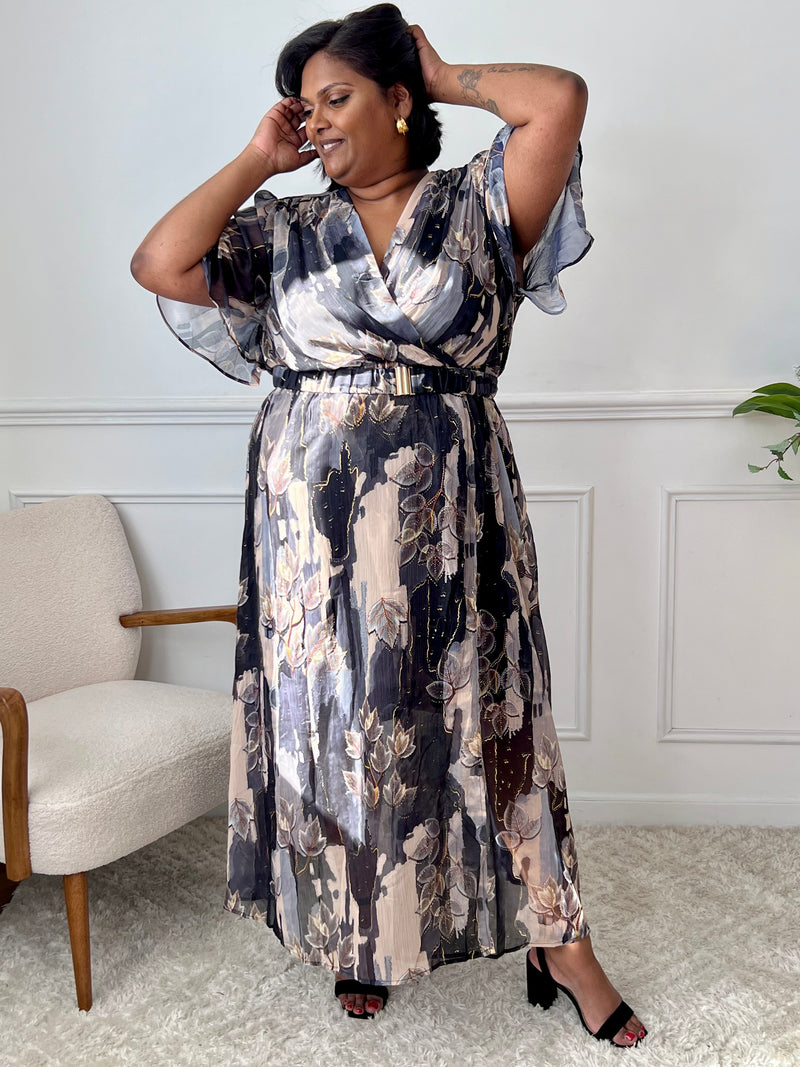 Féminine et délicate, cette robe longue doublée séduit par son col cache-cœur et ses manches courtes. Ses tons neutres de noir et beige évoquent la douceur du printemps, pour une allure romantique et raffinée.